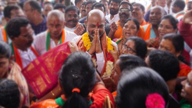 Bandi Sanjay: భద్రకాళి సన్నిధిలో ముగియనున్న బండి సంజయ్‌ పాదయాత్ర.. భారీ బహిరంగ సభకు ముమ్మర ఏర్పాట్లు..