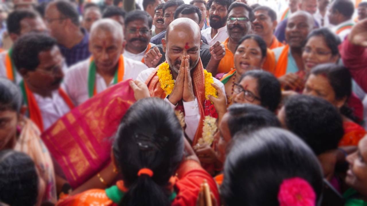 Bandi Sanjay: భద్రకాళి సన్నిధిలో ముగియనున్న బండి సంజయ్‌ పాదయాత్ర.. భారీ బహిరంగ సభకు ముమ్మర ఏర్పాట్లు..