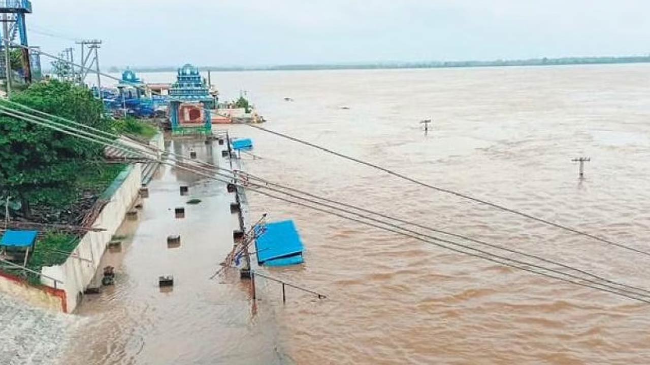 Telangana Floods : గోదావరి వరదతో రోడ్డెక్కిన నీళ్లు.. పలుచోట్ల ట్రాఫిక్ కు అంతరాయం