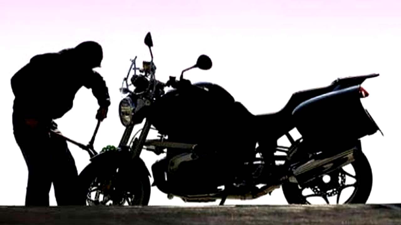 Bike Thief: దైవ దర్శనానికి వచ్చాడు.. పూజారి బైక్ ఎత్తుకెళ్లాడు