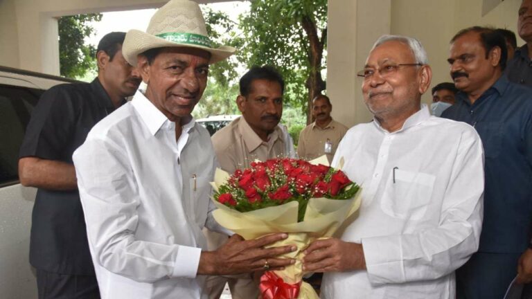 CM KCR: గల్వాన్ అమరవీరులకు చెక్కుల పంపిణీ.. వారి త్యాగం గొప్పదన్న సీఎం కేసీఆర్