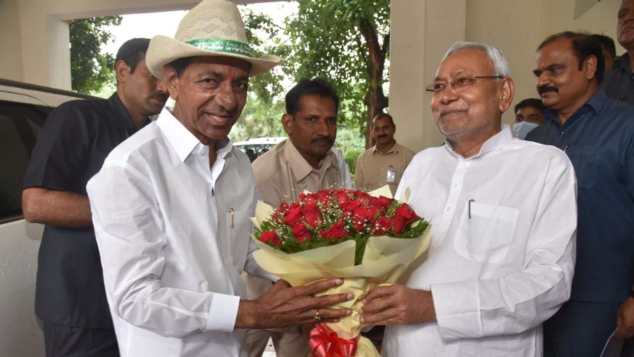 CM KCR: గల్వాన్ అమరవీరులకు చెక్కుల పంపిణీ.. వారి త్యాగం గొప్పదన్న సీఎం కేసీఆర్