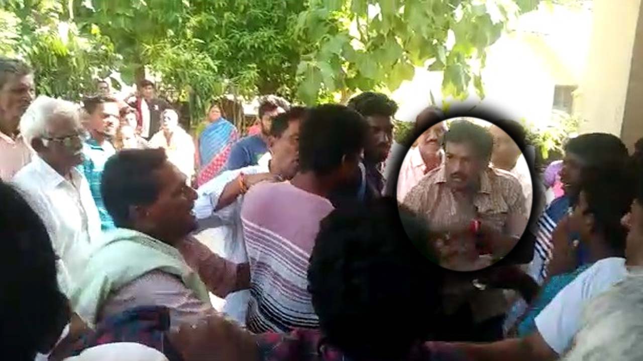 Gandhi Movie: గాంధీ సినిమాచూస్తుండగా టీచర్‌ అసభ్య ప్రవర్తన.. చితకబాదిన విద్యార్థుల పేరెంట్స్‌