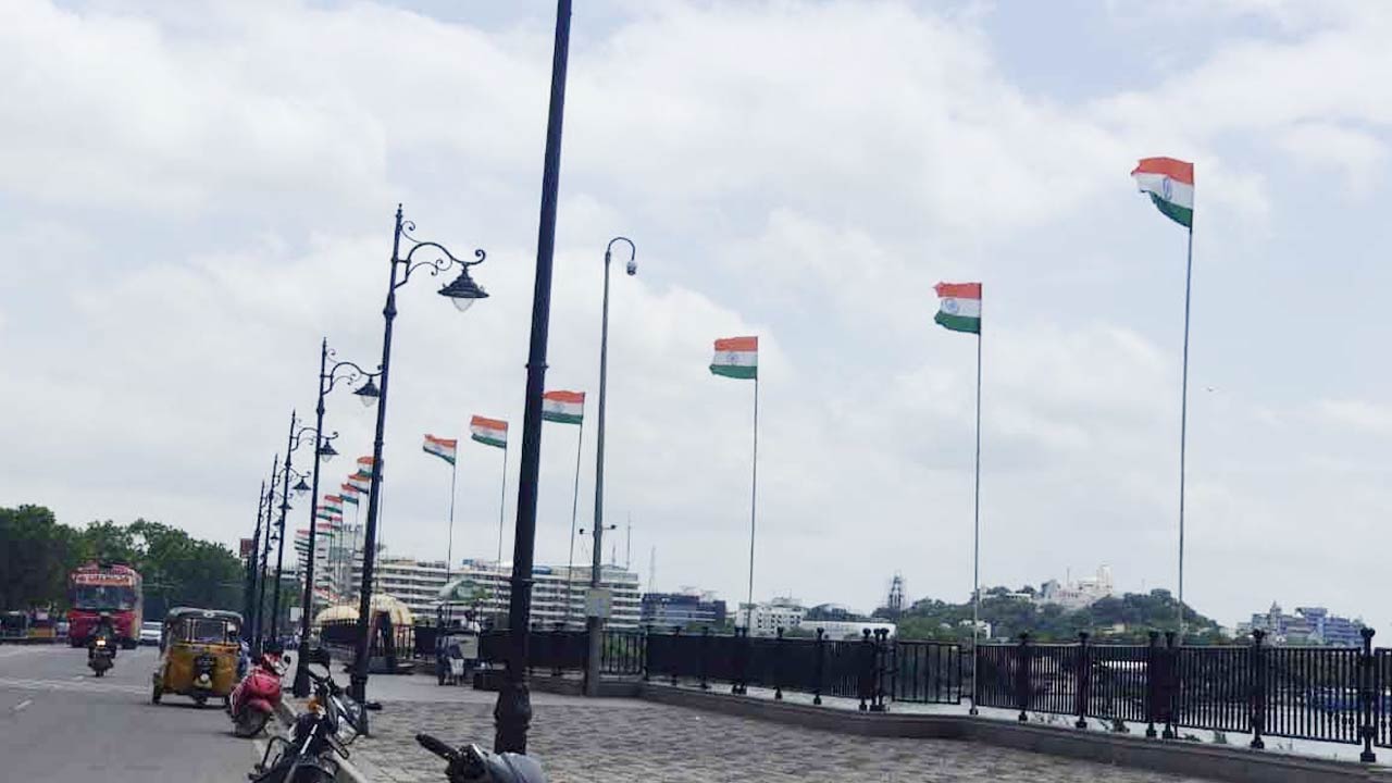 Independence Day : ట్యాంక్‌బండ్‌పై మువ్వెన్నల జెండా రెపరెపలు