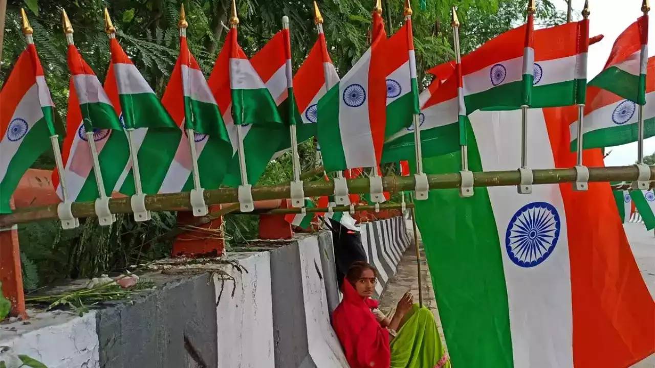 National Flag Honors: దెబ్బతిన్న జాతీయ జెండాను ఎలా గౌరవంగా పారేయాలి..? రూల్స్ ఏం చెబుతున్నాయి..?