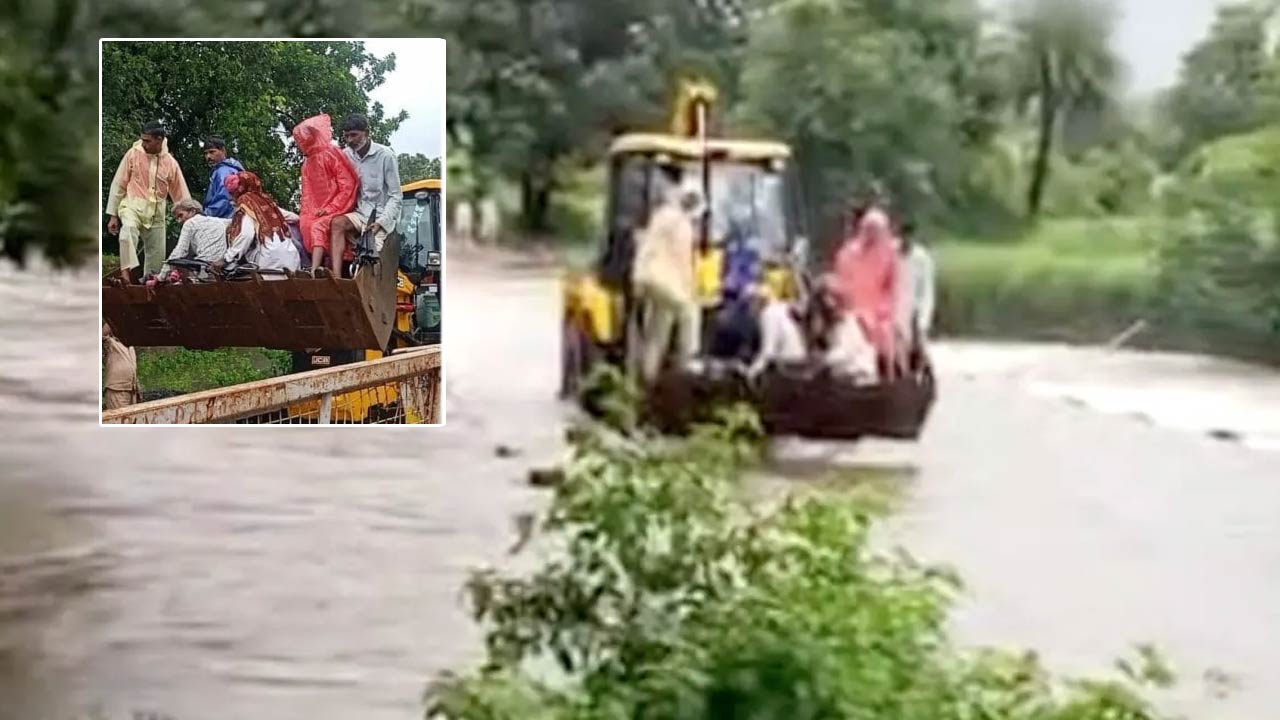 Pregnant Woman Carried On JCB: జేసీబీయే అంబులెన్స్‌గా మారింది.. ఆస్పత్రికి గర్భిణి తరలింపు