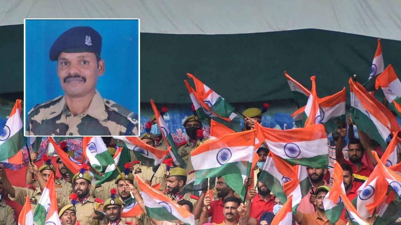 Ex-serviceman collapses during flag hoisting: జాతీయ జెండాకు సెల్యూట్ చేస్తూ కుప్పకూలిన మాజీ జవాన్