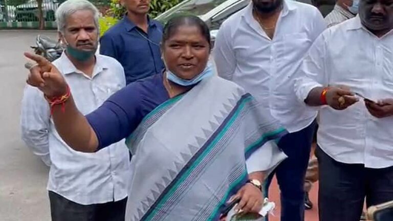 MLA Seethakka : గురుకుల పాఠశాలల్లో ఎక్కడ చూసినా.. వ్యర్థ పదార్థాలే