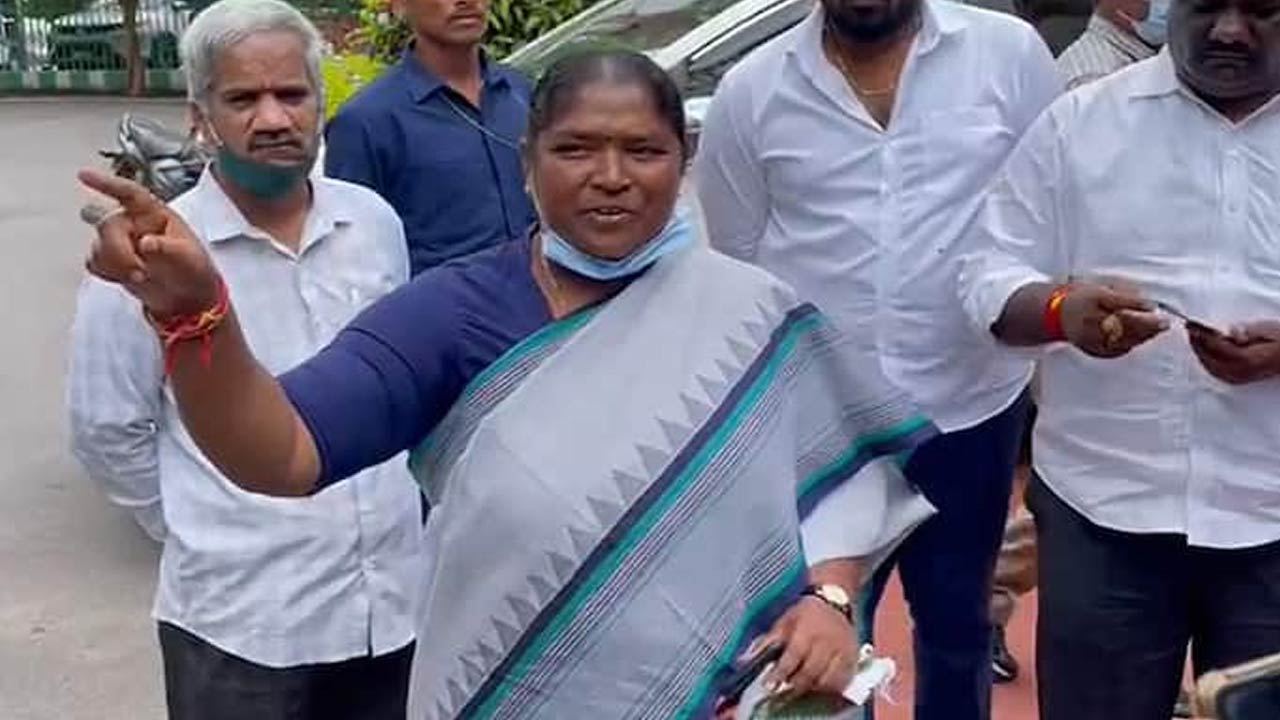 MLA Seethakka : గురుకుల పాఠశాలల్లో ఎక్కడ చూసినా.. వ్యర్థ పదార్థాలే