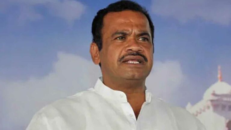 Komatireddy Venakat Reddy : వెధవ పనులు చేస్తున్నారు.. సోనియా, రాహుల్‌ దగ్గర తేల్చుకుంటా..