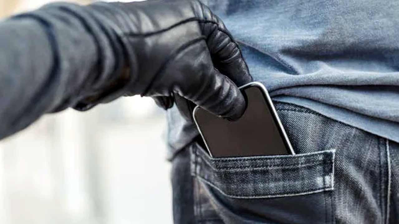 Mobile Theft : భలే దొంగలు.. హైదరాబాద్‌లో చోరీలు.. నేపాల్‌, బంగ్లాదేశ్‌లో విక్రయాలు..