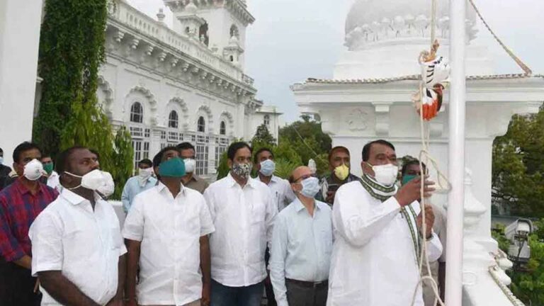 Independence Day : అసెంబ్లీలో త్రివర్ణపతాకాన్ని ఆవిష్కరించిన స్పీకర్‌ పోచారం