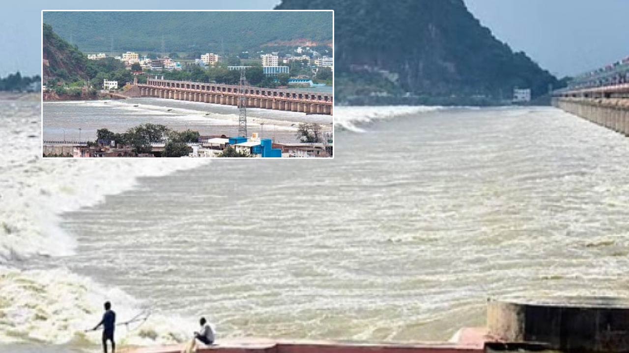 Flood Warning at Prakasam Barrage: ప్రకాశం బ్యారేజ్‌కు పెరిగిన వరద.. మొదటి ప్రమాద హెచ్చరిక జారీ