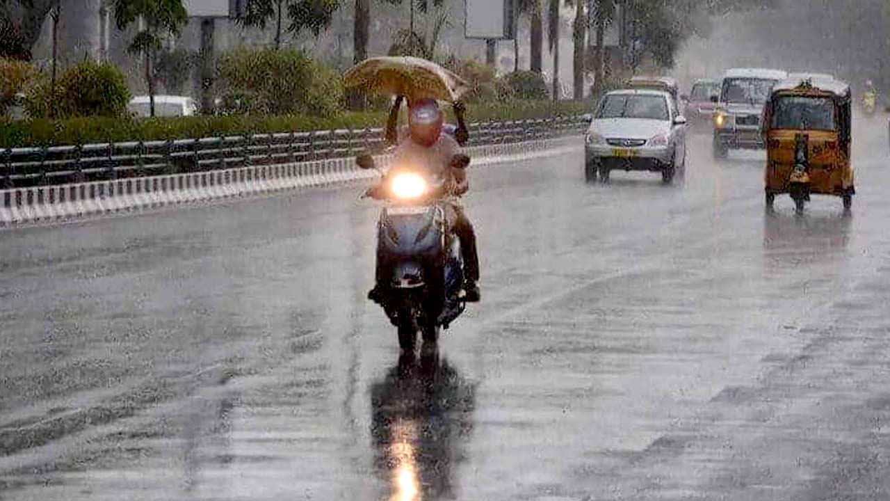Rain in Several Places in Hyderabad: మేఘావృతమైన ఆకాశం.. పలు ప్రాంతాల్లో జల్లులు
