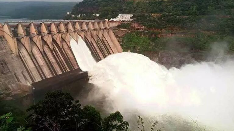 Srisailam Dam Gates Opened: కృష్ణమ్మ పరవళ్లు.. శ్రీశైలం డ్యామ్‌ గేట్లు ఎత్తివేత.. పర్యాటకుల తాకిడి..!