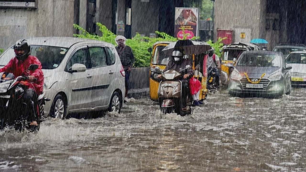 Telangana Weather News: నగరాన్ని ముంచెత్తిన వాన.. నేడు.. రేపు భారీ వర్ష సూచన