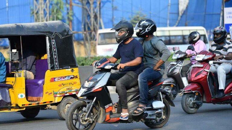 Karnataka: బైక్ పై ముగ్గురు మగవాళ్లు ప్రయాణించడం నిషేధం.. ఎందుకంటే..