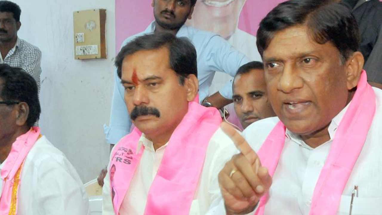 Boianapalli Vinod Kumar : విద్యుత్ ఉద్యోగుల మీద కత్తి వేలాడుతుంది