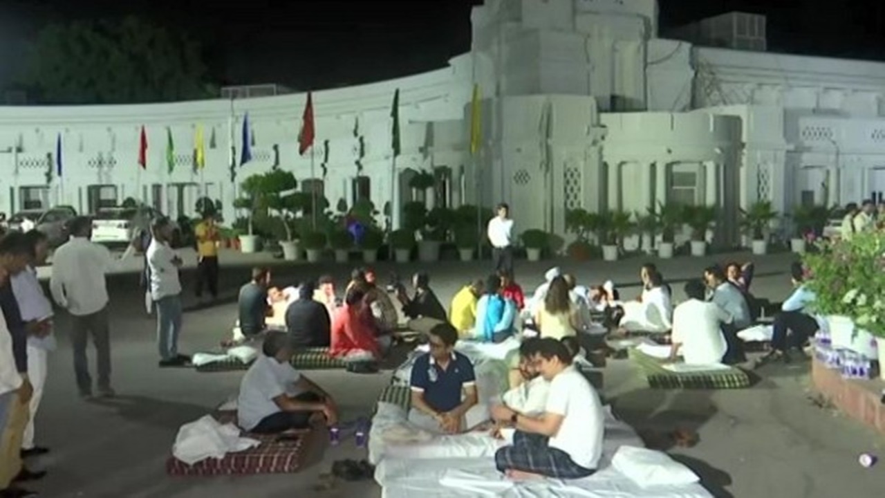 AAP vs BJP: ఎల్జీ రాజీనామా చేయాలంటూ ఢిల్లీ అసెంబ్లీ ఆవరణలో ఆప్ ఎమ్మెల్యేల నిరసన