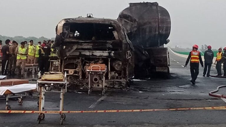 Bus-Tanker Accident: బస్సు- ఆయిల్ ట్యాంకర్ ఢీకొన్న ప్రమాదంలో 20 మంది సజీవ దహనం