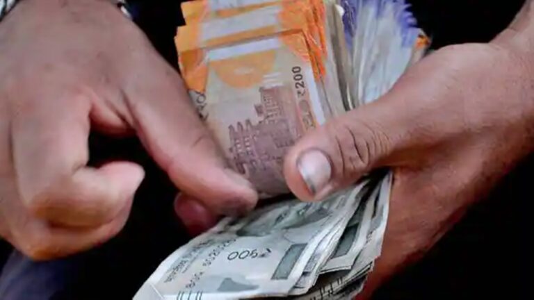 AP Volunteers: ఏపీలో వాలంటీర్ల చేతివాటం.. ఎదురుతిరిగితే ఫించన్ తొలగిస్తామని బెదిరింపులు