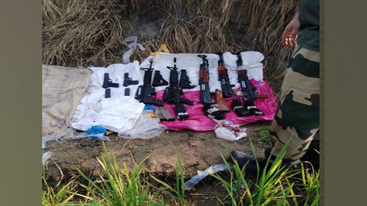 Arms Recovered: ఇండో-పాక్ సరిహద్దులో భారీగా ఆయుధాలు పట్టివేత