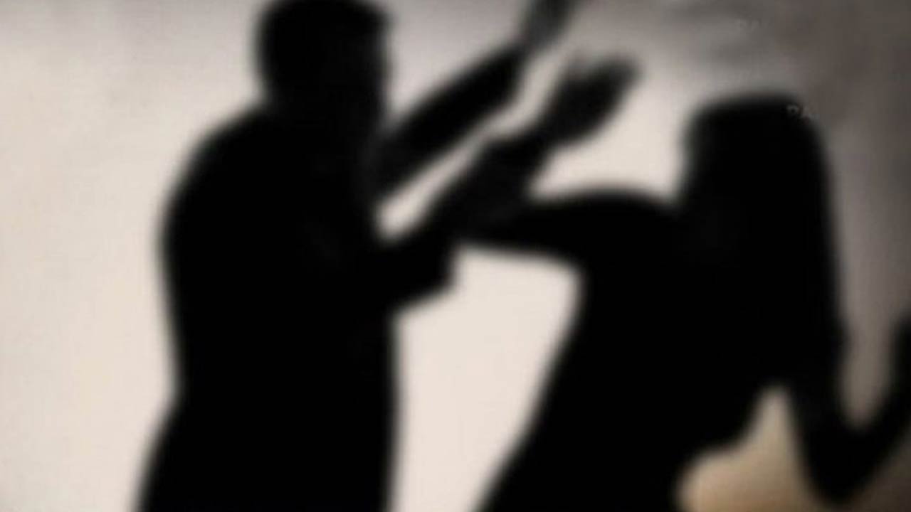 Andhra Pradesh: కోరిక తీర్చలేద‌ని మ‌హిళపై దాడి.. తీవ్రగాయాలతో ఆస్పత్రికి బాధితురాలు..