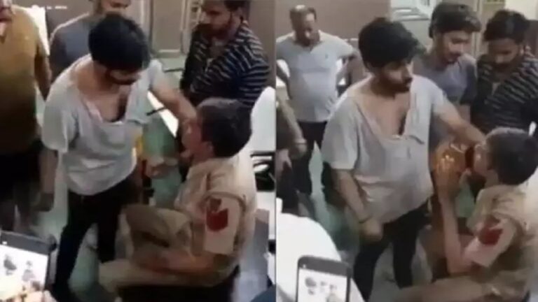 Delhi: పోలీస్‌ స్టేషన్‌లోనే కానిస్టేబుల్‌పై రౌడీ మూక దాడి.. వీడియో వైరల్