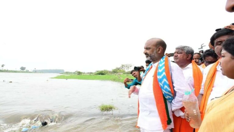 Bandi Sanjay:ఘర్ వాపసీ.. దాసోజు శ్రవణ్‌ బీజేపీలోకి వెల్ కం