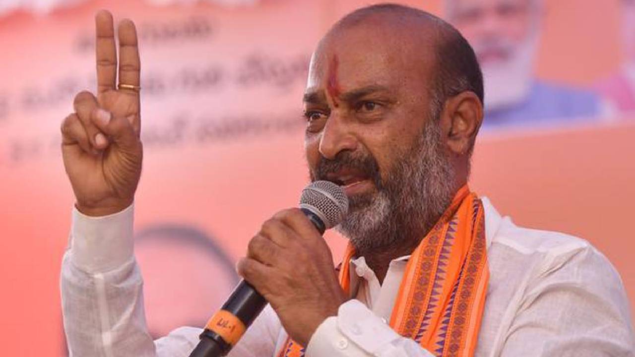 Bandi Sanjay: మోదీని ఎదుర్కొనే ముఖం లేకే కేసీఆర్ నీతి ఆయోగ్ సమావేశానికి గైర్హాజరు.