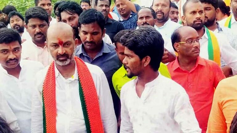 Bandi Sanjay Padayatra: అమ్మనబోలులో జాతీయ పతాకాన్ని ఆవిష్కరించిన బండి సంజయ్