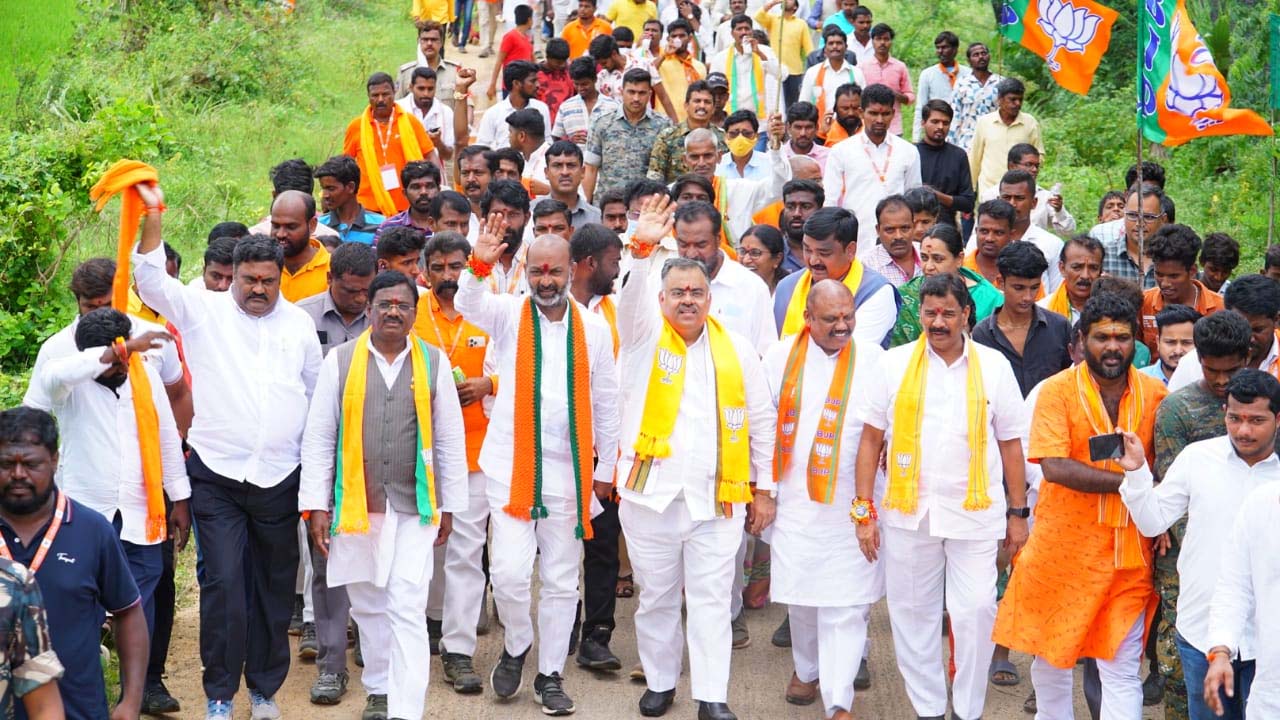 Bandi Sanjay Pada Yatra: హైదరాబాద్‌ చేరుకున్న తరుణ్‌ చుగ్‌.. మధ్యాహ్నం కమిటీ సభ్యులతో భేటీ