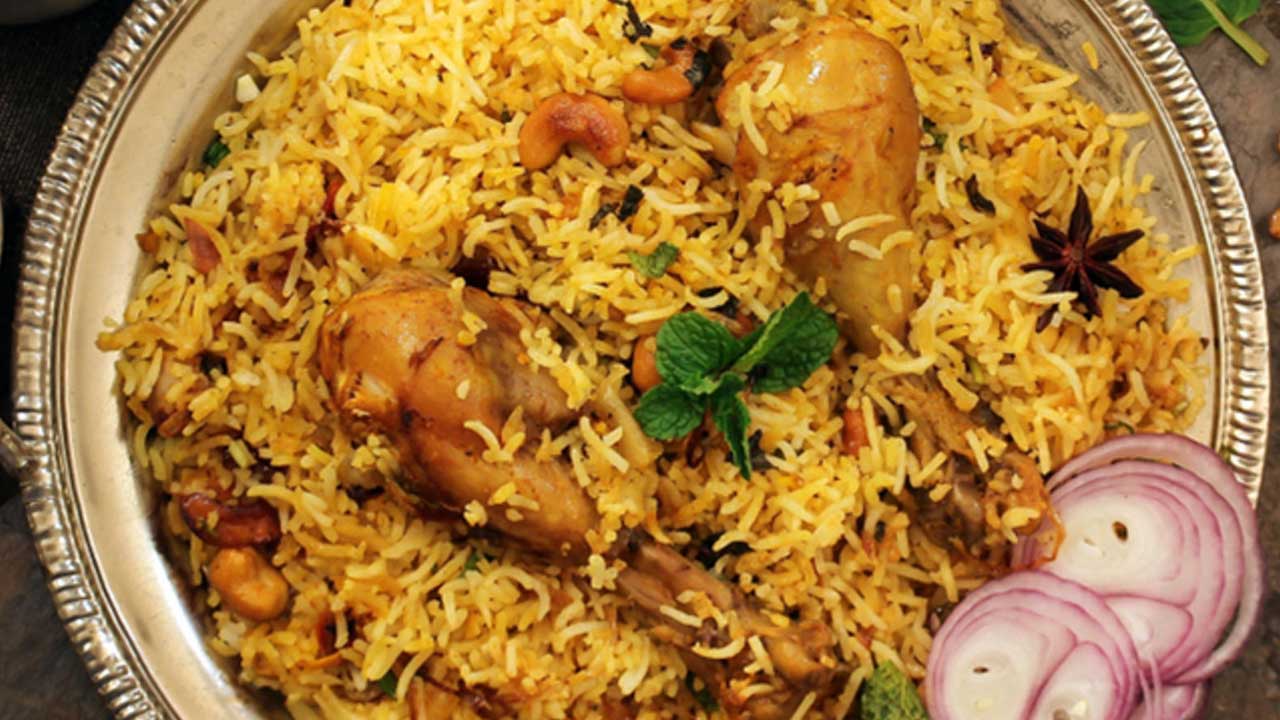 Hyderabad Biryani: హైదరాబాద్ బిర్యానీలో పురుగులు.. ఒక్కసారి తినేటప్పుడు చూసుకోవాలమ్మా
