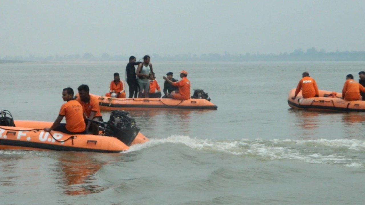 Boat Accident in Yamuna River: యమునా నదిలో పడవ బోల్తా.. 20 మంది మృతి!