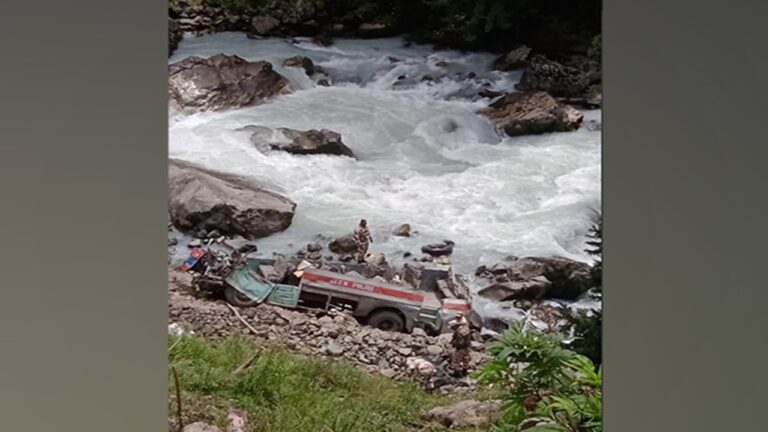 Bus Falls into Riverbed: నదిలో పడిపోయిన ఐటీబీపీ జవాన్ల వాహనం.. 6గురు మృతి