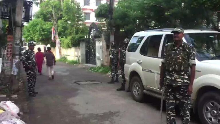 Bihar: లాలూ ప్రసాద్ యాదవ్ కు షాక్.. ఆర్జేడీ నేతల ఇళ్లపై సీబీఐ దాడులు