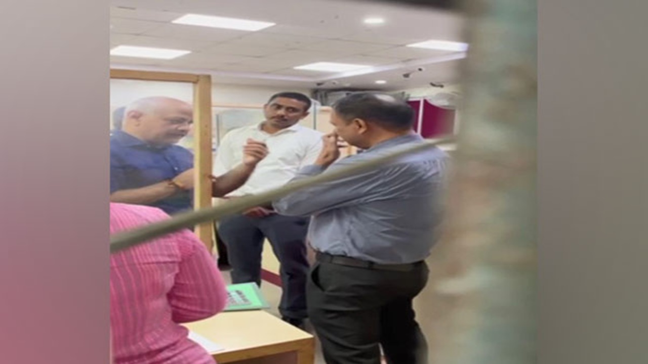 CBI Searches: మనీష్ సిసోడియా బ్యాంక్ లాకర్‌లో సీబీఐ తనిఖీలు