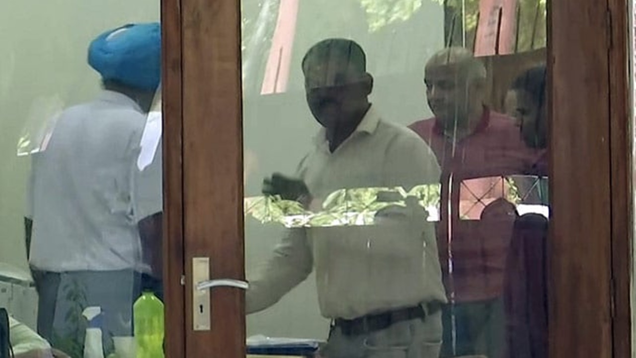 CBI Raids: సీబీఐ దాడుల ఎఫెక్ట్‌.. 12 మంది ఐఏఎస్ అధికారుల బదిలీ