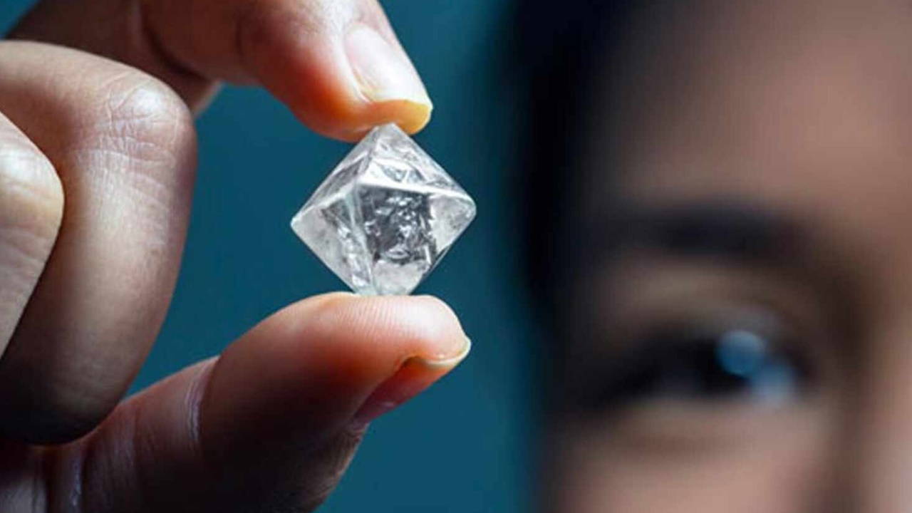 Farmer Got Diamond:  రైతు పంట పండింది.. రూ.2 కోట్ల వజ్రం దొరికింది