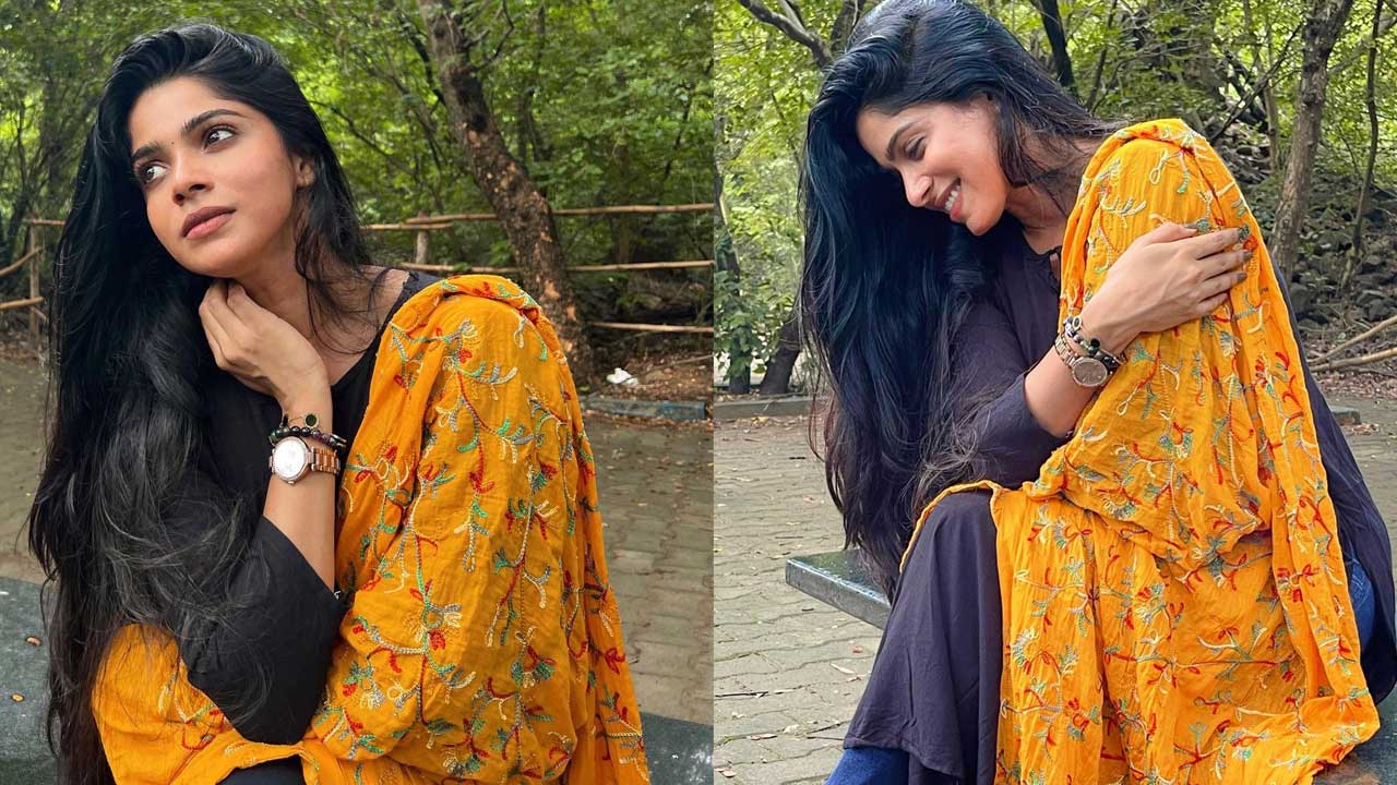 Divya Bharathi: ‘బ్యాచిలర్’ భామ  నవ్వుకు ఫిదా కానివారుంటారా..?