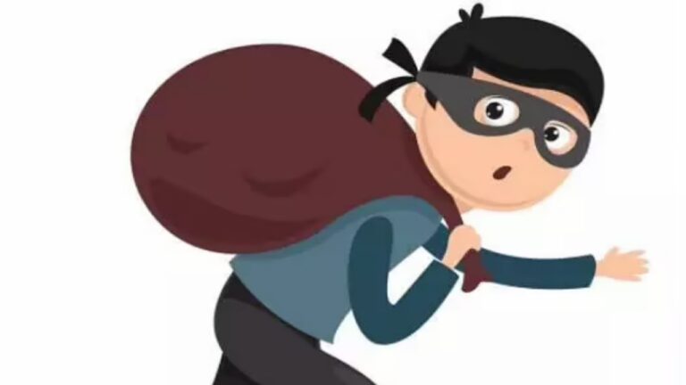 The crowd crushed the thief: దొంగకు దేహశుద్ధి.. ఎందుకో తెలుసా?