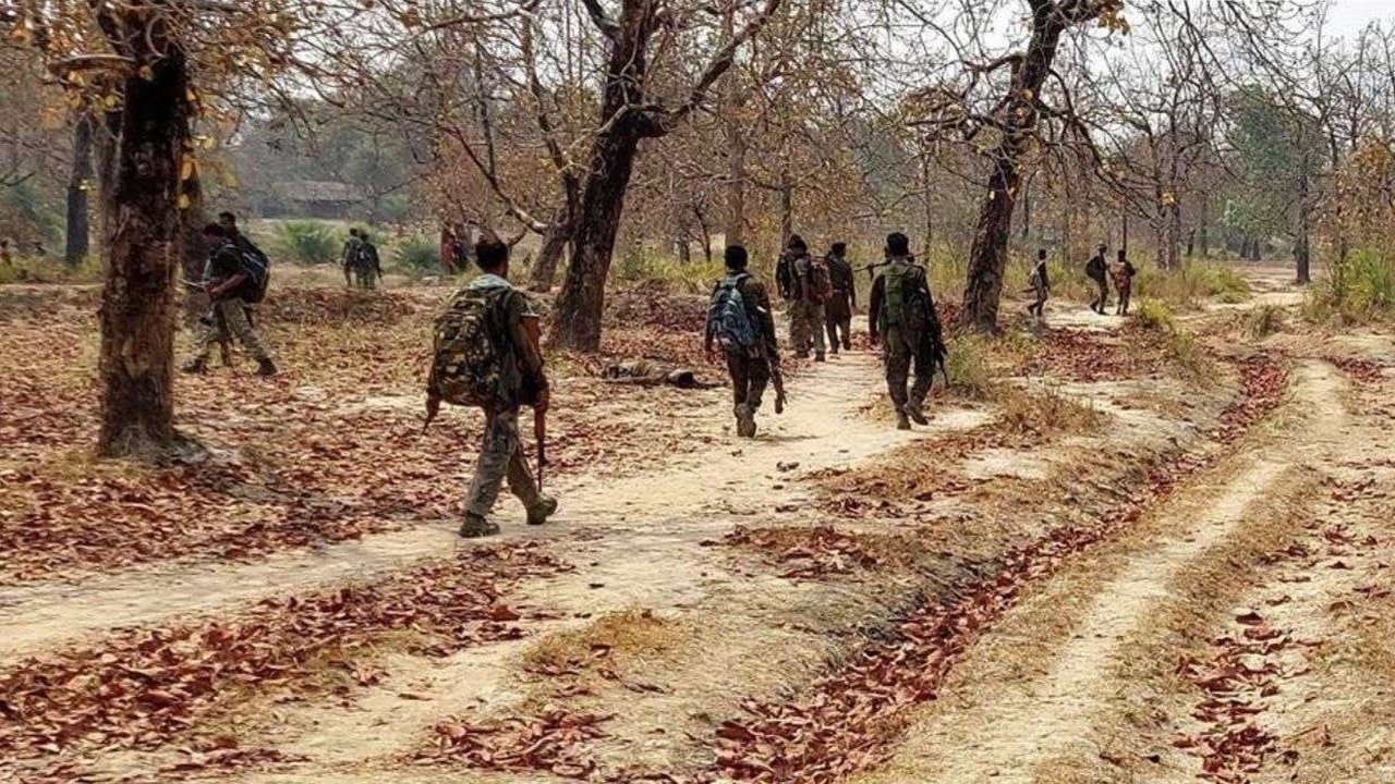 Encounter: మావోలు-పోలీసులకు మధ్య ఎదురుకాల్పులు.. మావోయిస్టు కమాండర్ మృతి!