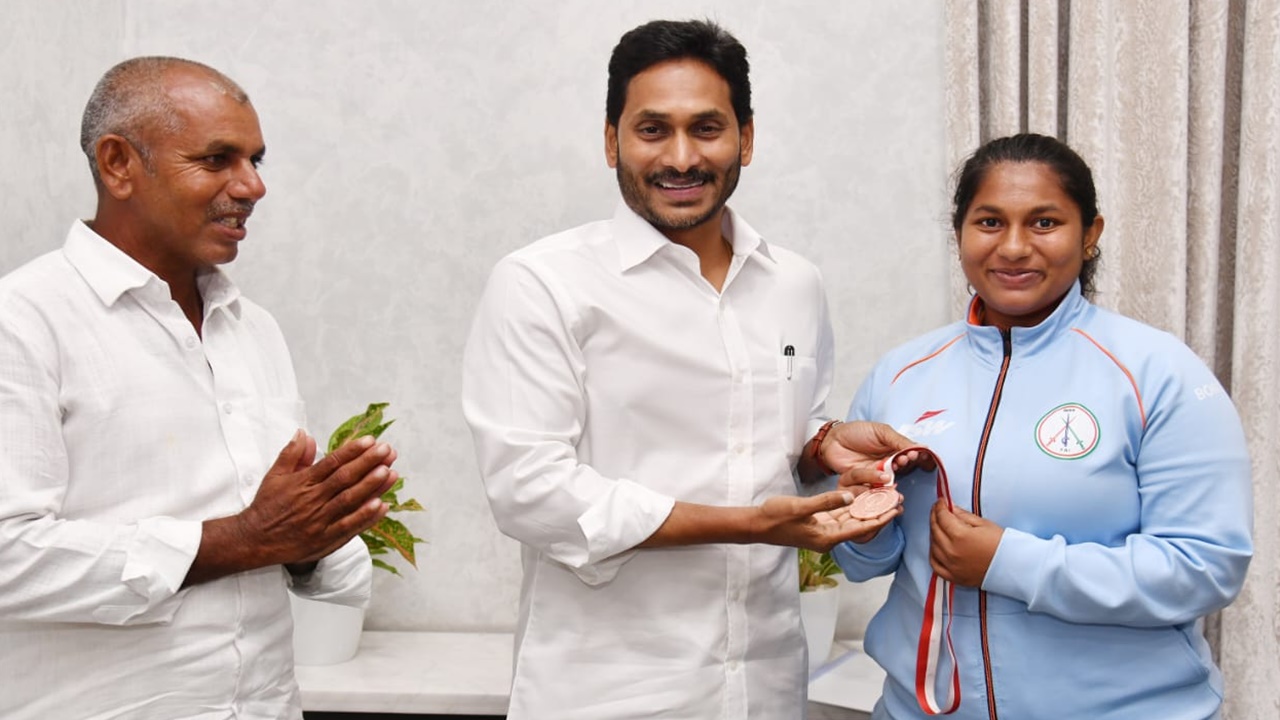 Andhra Pradesh: ఫెన్సింగ్ క్రీడాకారిణి బేబి రెడ్డిని అభినందించిన సీఎం జగన్