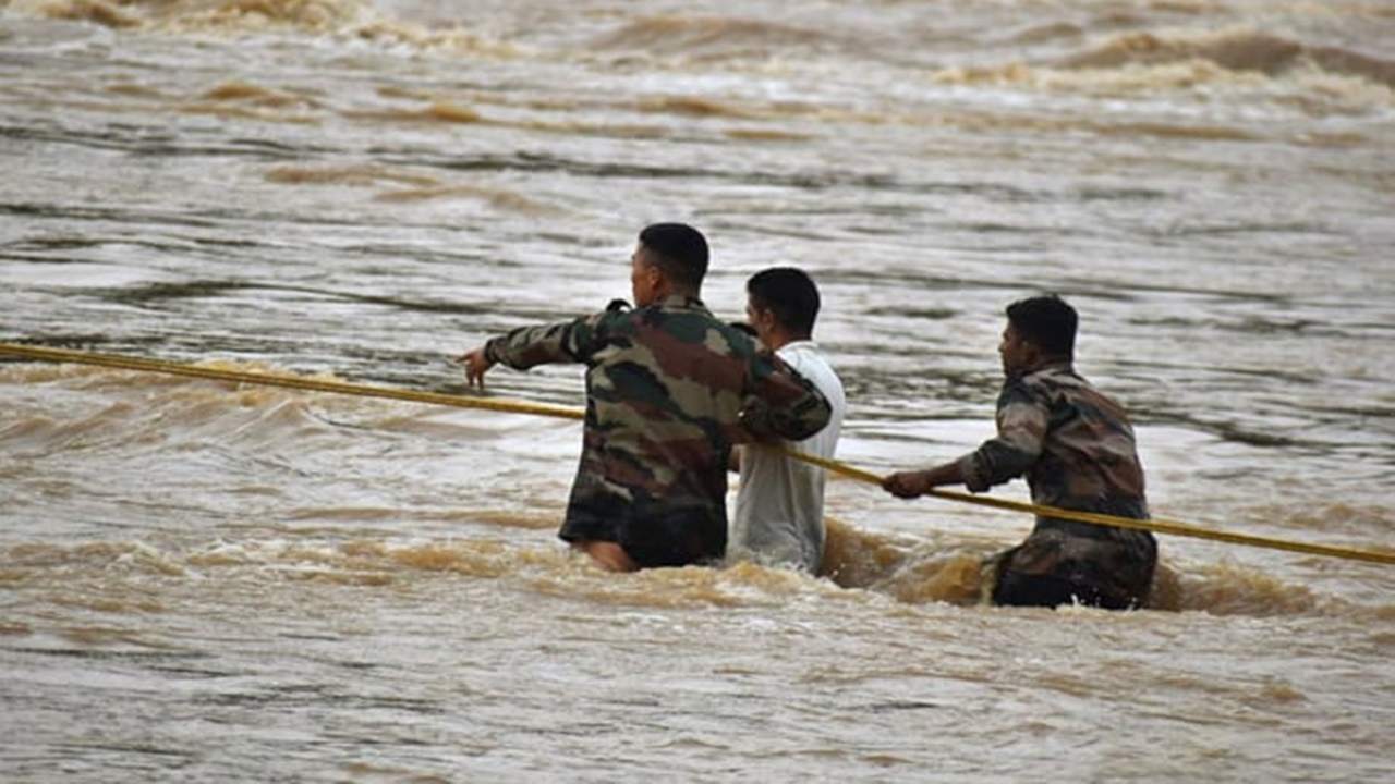 Himachal Pradesh: వరదలు, కొండచరియలు విరిగిపడిన ఘటనల్లో 13 మంది మృతి