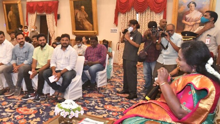 Tamilisai Soundararajan: గవర్నర్ ని కలిసిన ట్రిపుల్ ఐటీ విద్యార్థులు