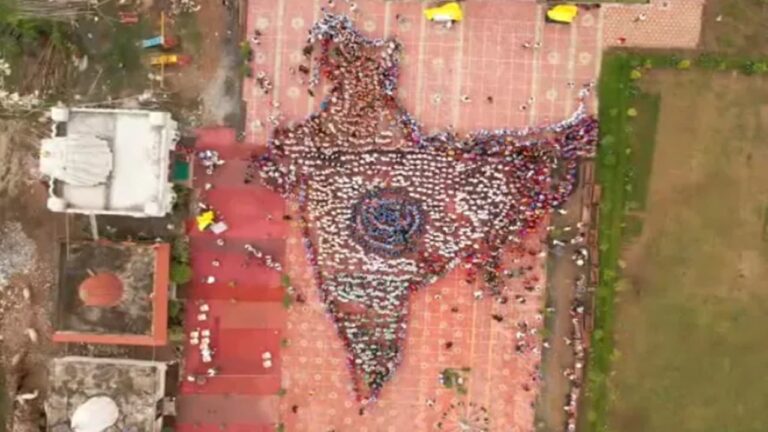India Map With Human Chain: మానవహారంతో ఇండియా మ్యాప్.. ప్రపంచ రికార్డును సాధించిన ఇండోర్