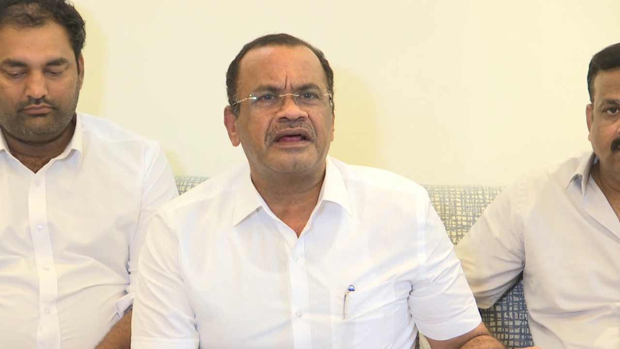 Komatireddy Venkat Reddy : సమాచారం ఇవ్వకుండా రేవంత్‌ కార్యక్రమాలు చేస్తుండు.. సోనియాగాంధీకి లేఖ