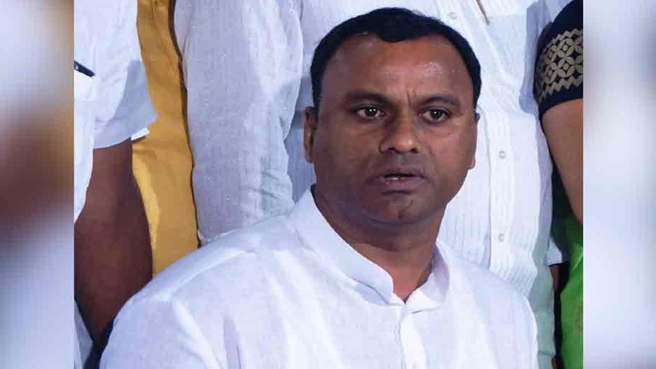 Komatireddy Rajagopal Reddy: అమ్ముడుపోయే వ్యక్తి ప్రభుత్వంపై పోరాటం చేస్తారా?