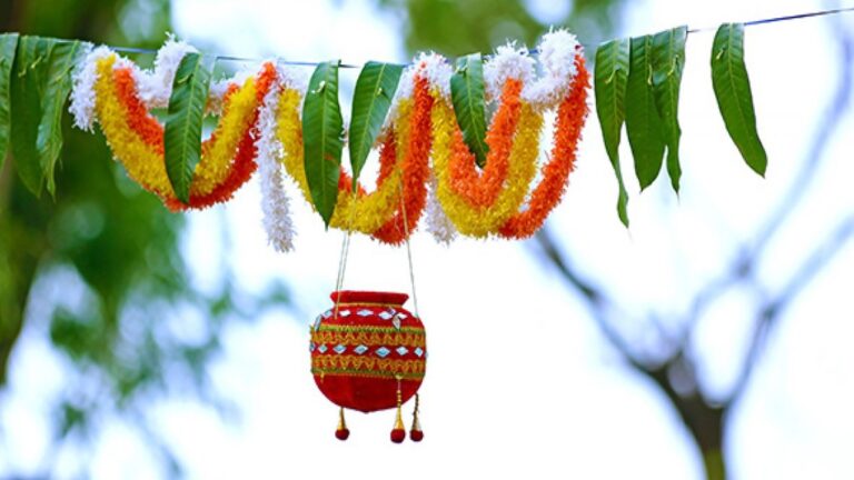 Krishnashtami: కృష్ణాష్టమికి ఉట్లు ఎందుకు కొడతారు? ఉట్టి కొట్టడంలో దాగి ఉన్న రహస్యమేంటి?