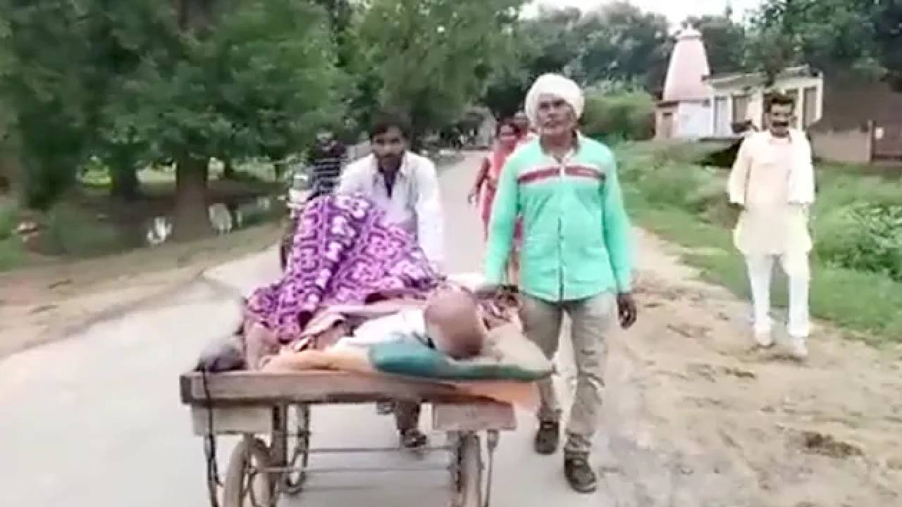 Madhya Pradesh: అంబులెన్స్ లేదు.. తోపుడుబండిలో తండ్రిని ఆస్పత్రికి